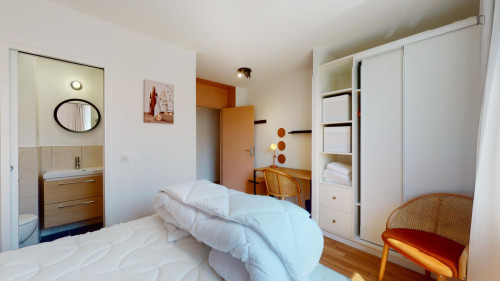 Inviting single ensuite bedroom near Pac des Beaumonts