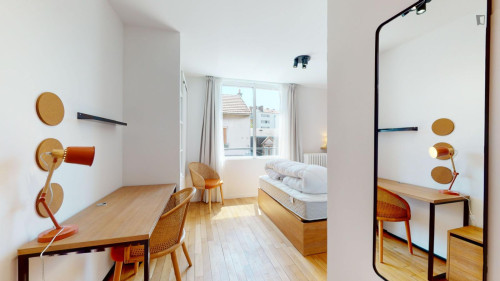 Inviting single ensuite bedroom near Pac des Beaumonts