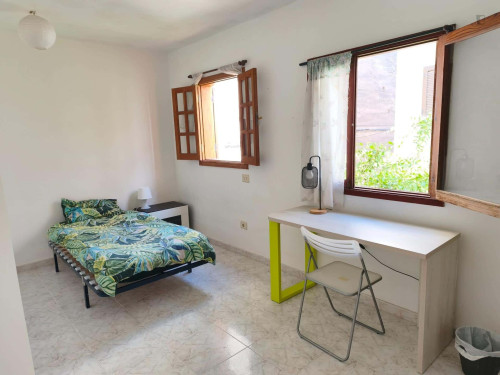 Room in Calle Capitán Eliseo López Orduña, Las Palmas de Gran Canaria for 100 m² with 5 bedrooms