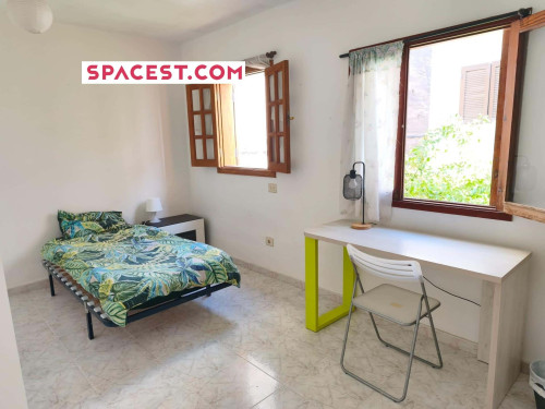 Room in Calle Capitán Eliseo López Orduña, Las Palmas de Gran Canaria for 100 m² with 5 bedrooms