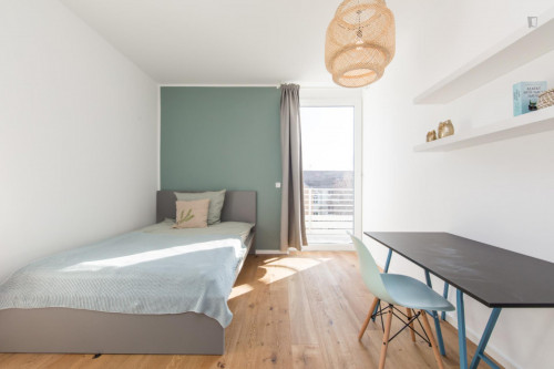 Double bedroom, with balcony, in 4-bedroom apartment