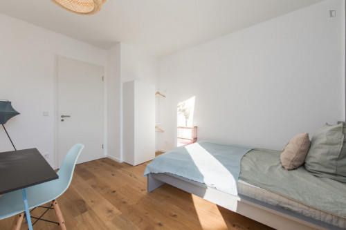 Double bedroom, with balcony, in 4-bedroom apartment