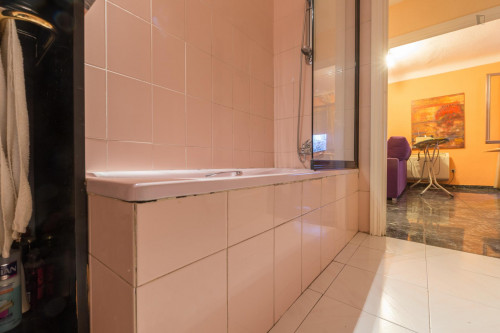 Cool double bedroom near Las Ventas Metro station