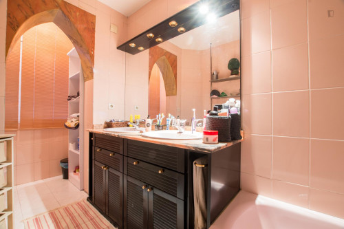 Cool double bedroom near Las Ventas Metro station