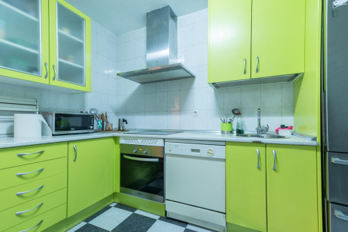 Cool double bedroom near Las Ventas Metro station