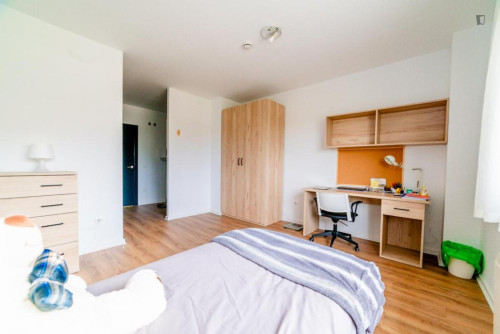 Bed in twin bedroom close to the UNIR