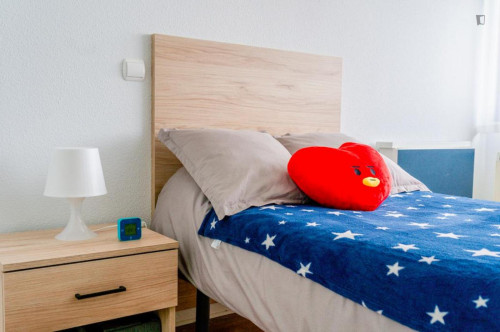 Bed in twin bedroom close to the UNIR  - Gallery -  5