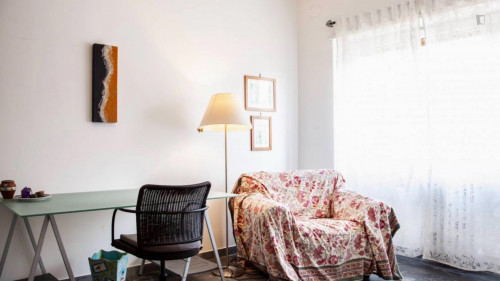 Single bedroom in a 3-bedroom apartment near Giardino Laura Maria Caterina Bassi