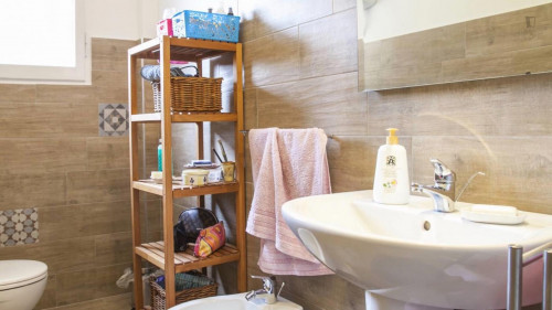 Single bedroom in a 3-bedroom apartment near Giardino Laura Maria Caterina Bassi