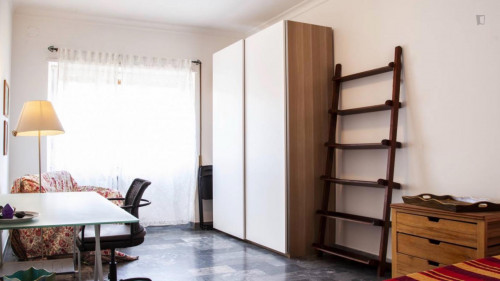 Single bedroom in a 3-bedroom apartment near Giardino Laura Maria Caterina Bassi