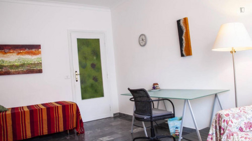 Single bedroom in a 3-bedroom apartment near Giardino Laura Maria Caterina Bassi