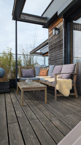 Modern furnished semi-detached house with a view of greenery in Bergisch Gladbach.