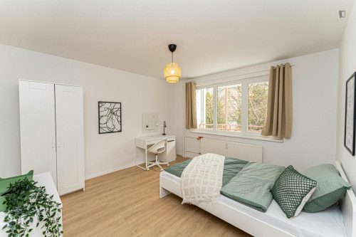 Spacious double bedroom in Neukölln