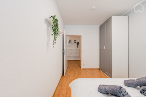 Furnished 5-room apartment in a great neighborhood location- Perfect for students