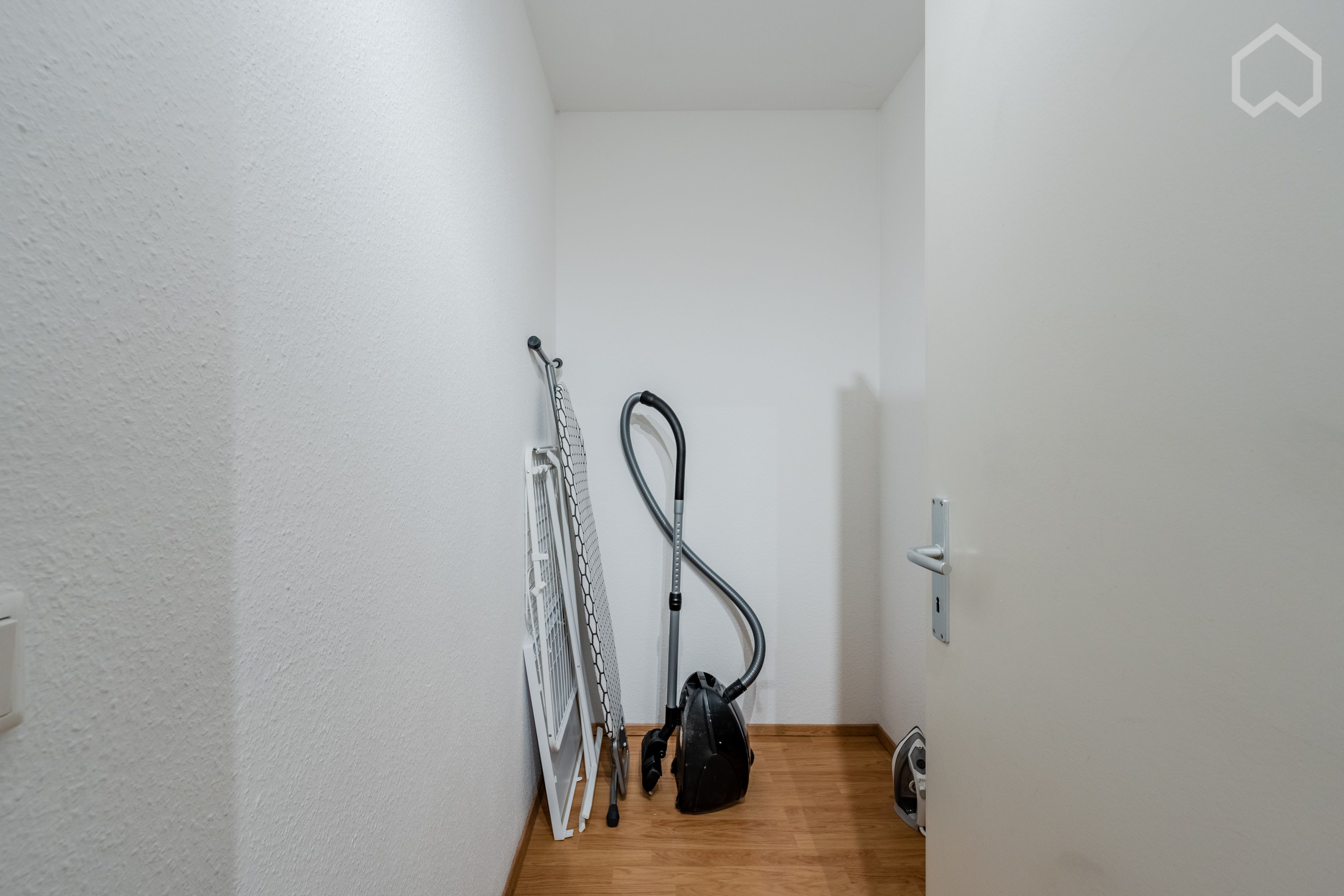  Furnished 5-Room Apartment In A Great Neighborhood Location- Perfect For Students  -  Furnished 5-room apartment in a great neighborhood location- Perfect for students  - Gallery -  13