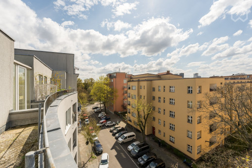 Fantastic 3-room apartment with balcony, right on the Spree