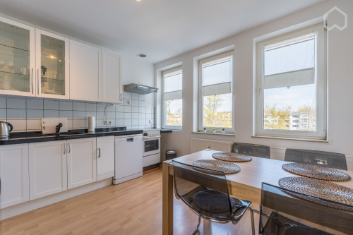 Fantastic 3-room apartment with balcony, right on the Spree