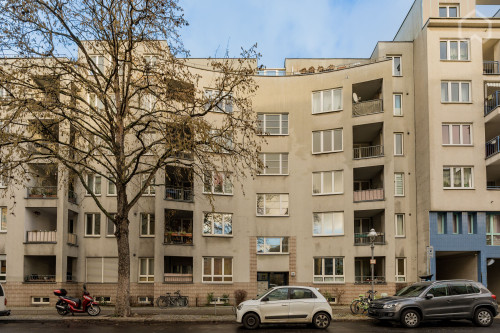 Fantastic 3-room apartment with balcony, right on the Spree