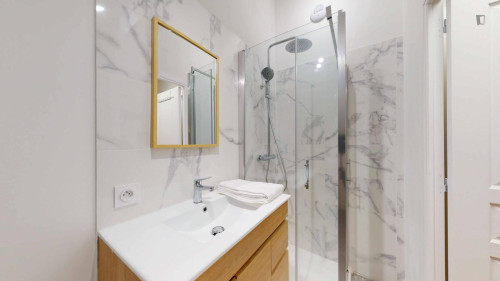 Good double ensuite bedroom near Le Rocher d'Enfer  - Gallery -  5