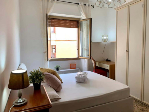 Room in Circonvallazione Gianicolense, Roma for 88 m² with 3 bedrooms