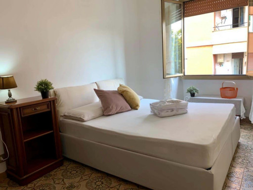 Room in Circonvallazione Gianicolense, Roma for 88 m² with 3 bedrooms