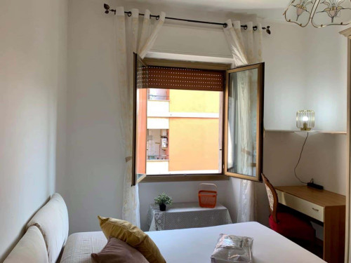 Room in Circonvallazione Gianicolense, Roma for 88 m² with 3 bedrooms
