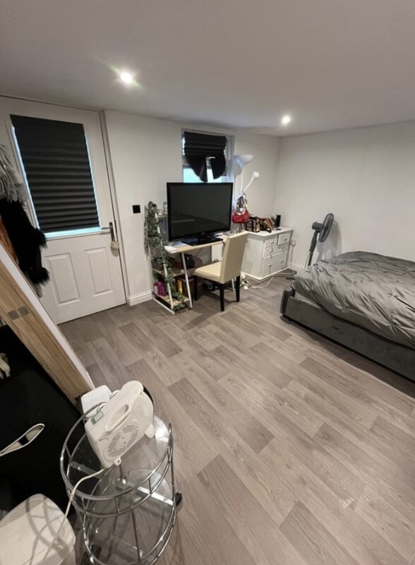  Outbuilding (Full Room)  -  Outbuilding large room  - Gallery -  1