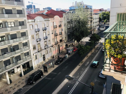 Practical single bedroom in a residence, near Instituto Superior Técnico