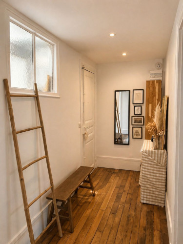 Beautiful Haussmann-style apartment just steps from the station