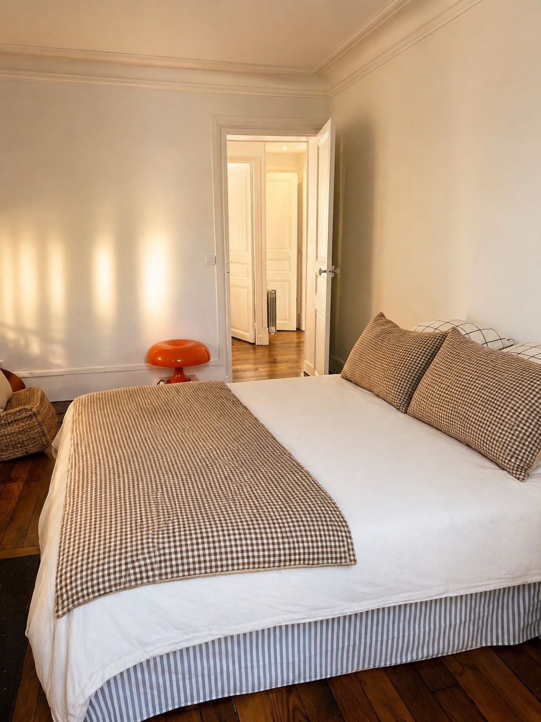  Beautiful Haussmann-Style Apartment Just Steps From The Station  -  Beautiful Haussmann-style apartment just steps from the station  - Gallery -  2