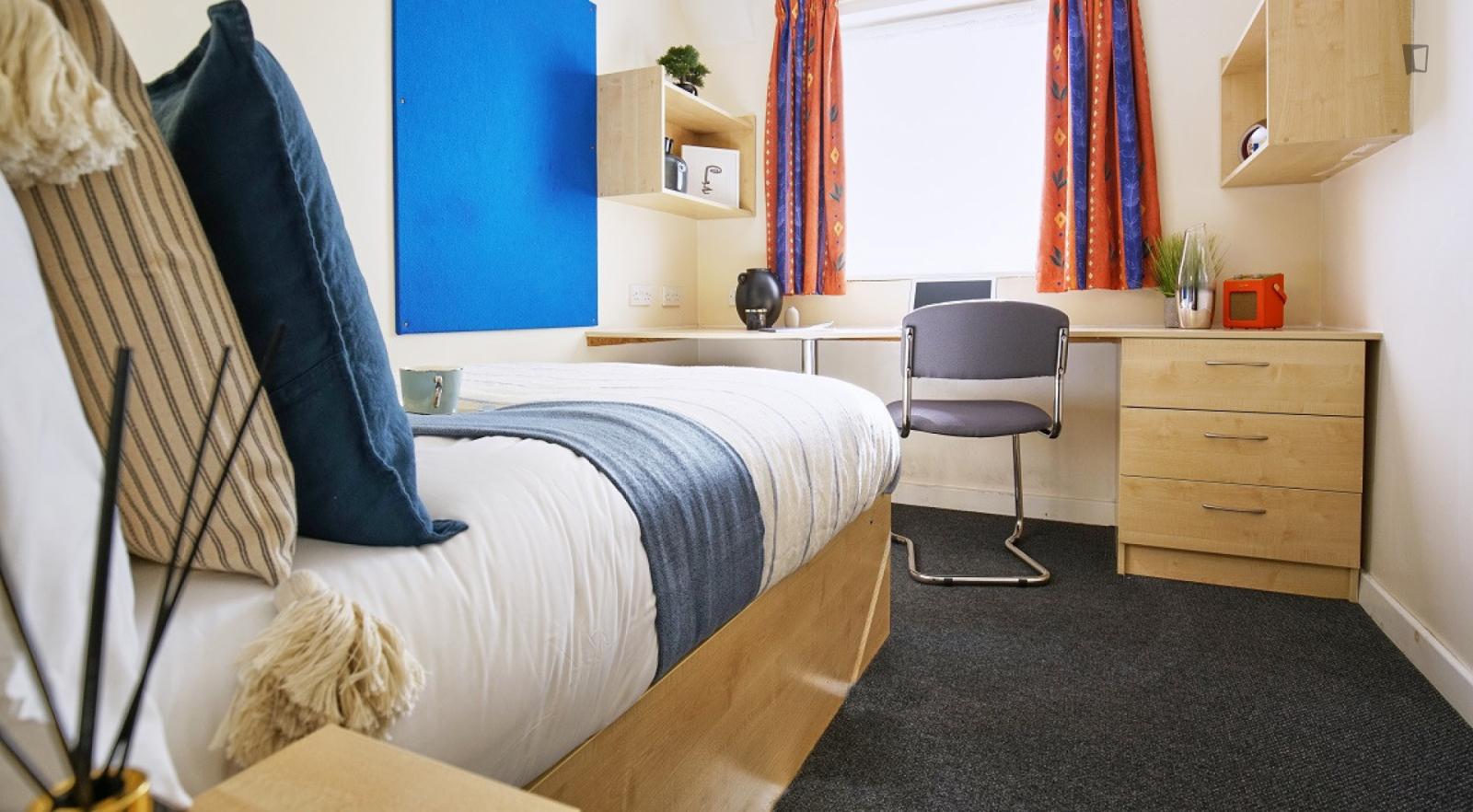 Welcoming Double Ensuite Bedroom Near Hanley Park - Welcoming double ensuite bedroom near Hanley park - Gallery - 1