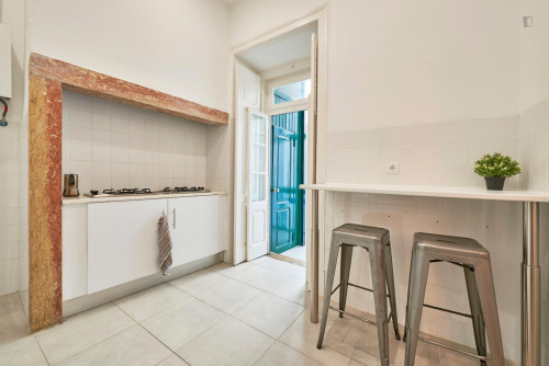 Cheerful double bedroom with balcony in Arroios