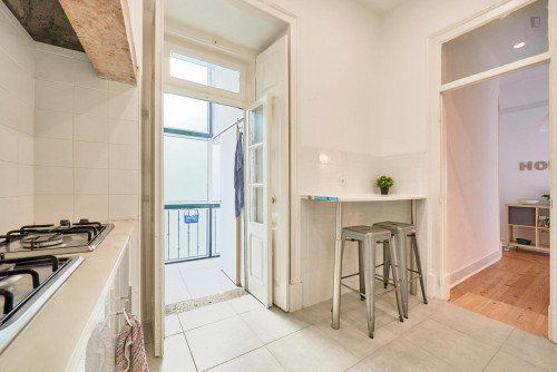Cheerful double bedroom with balcony in Arroios