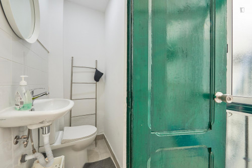 Cheerful double bedroom with balcony in Arroios