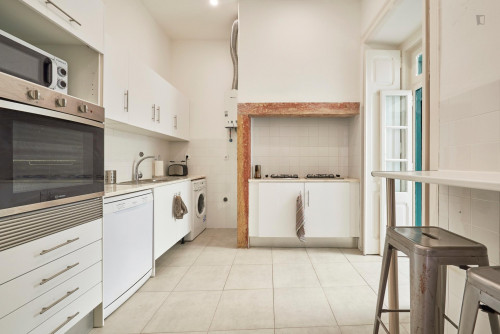 Cheerful double bedroom with balcony in Arroios  - Gallery -  5