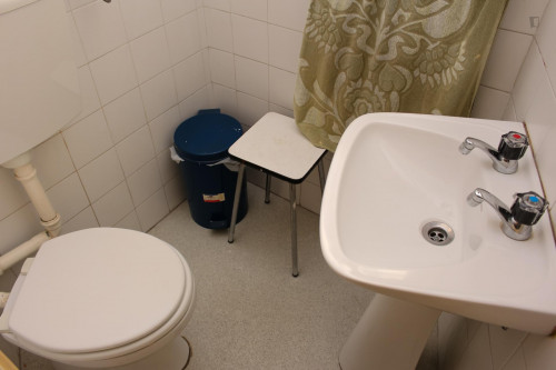 Nice single bedroom in a flat close to Jardim Botânico da Universidade de Coimbra