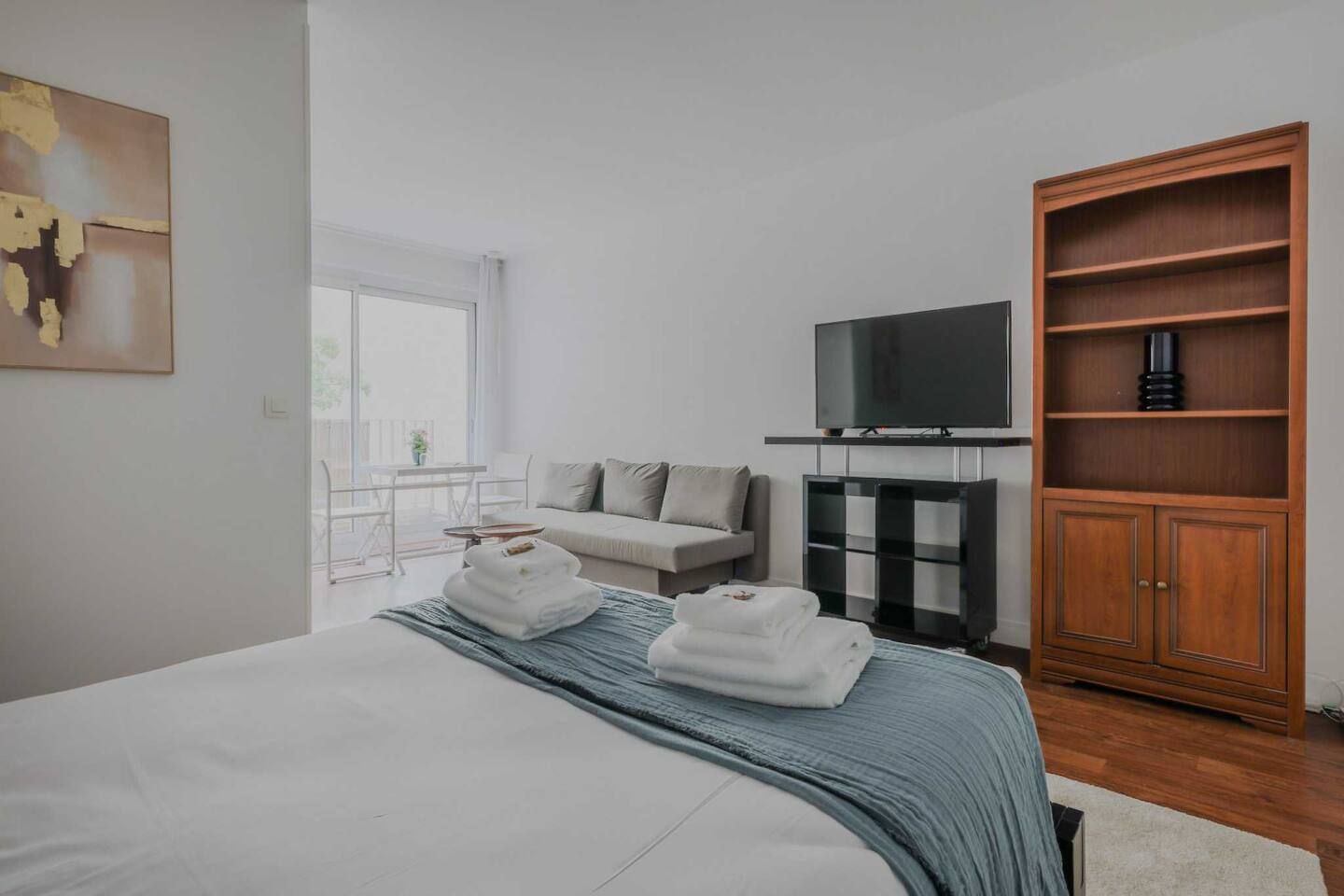  Charming Paris Retreat: Modern Comforts And Prime Location  -  Charming Paris Retreat: Modern Comforts and Prime Location  - Gallery -  9