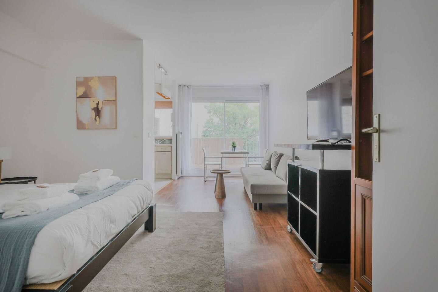  Charming Paris Retreat: Modern Comforts And Prime Location  -  Charming Paris Retreat: Modern Comforts and Prime Location  - Gallery -  7