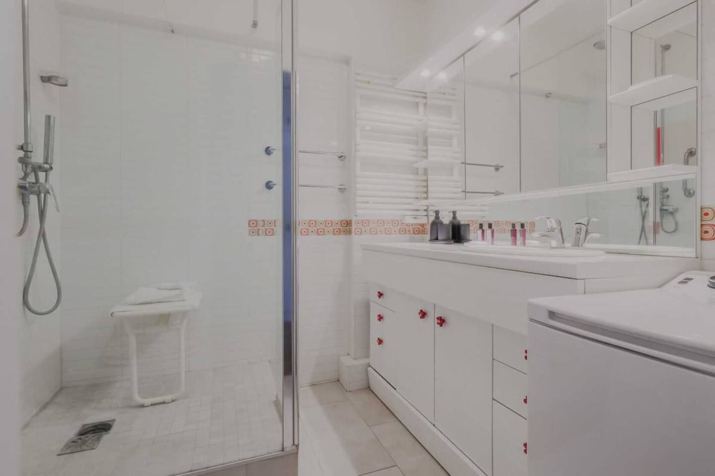  Charming Paris Retreat: Modern Comforts And Prime Location  -  Charming Paris Retreat: Modern Comforts and Prime Location  - Gallery -  10