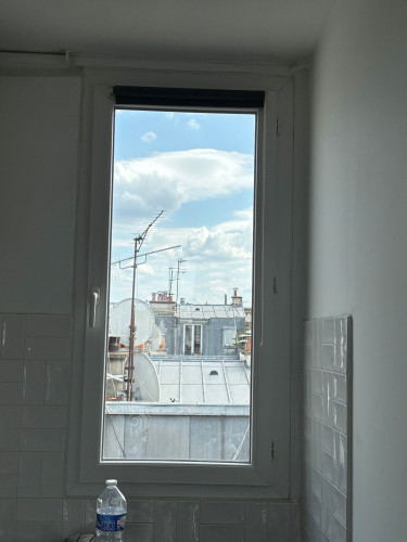 Bright renovated top-floor studio with rooftop views