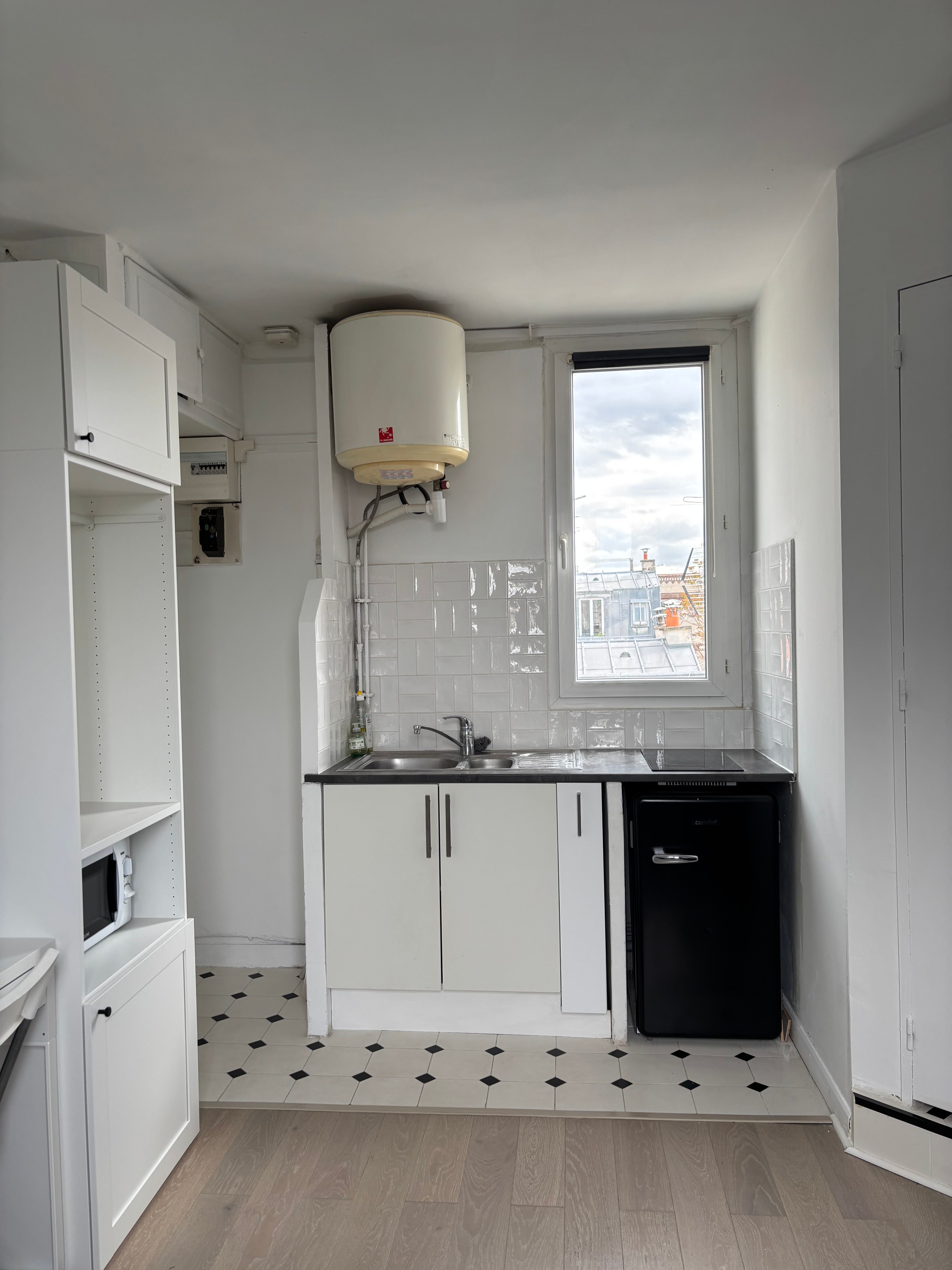  Bright Renovated Top-Floor Studio With Rooftop Views  -  Bright renovated top-floor studio with rooftop views  - Gallery -  7