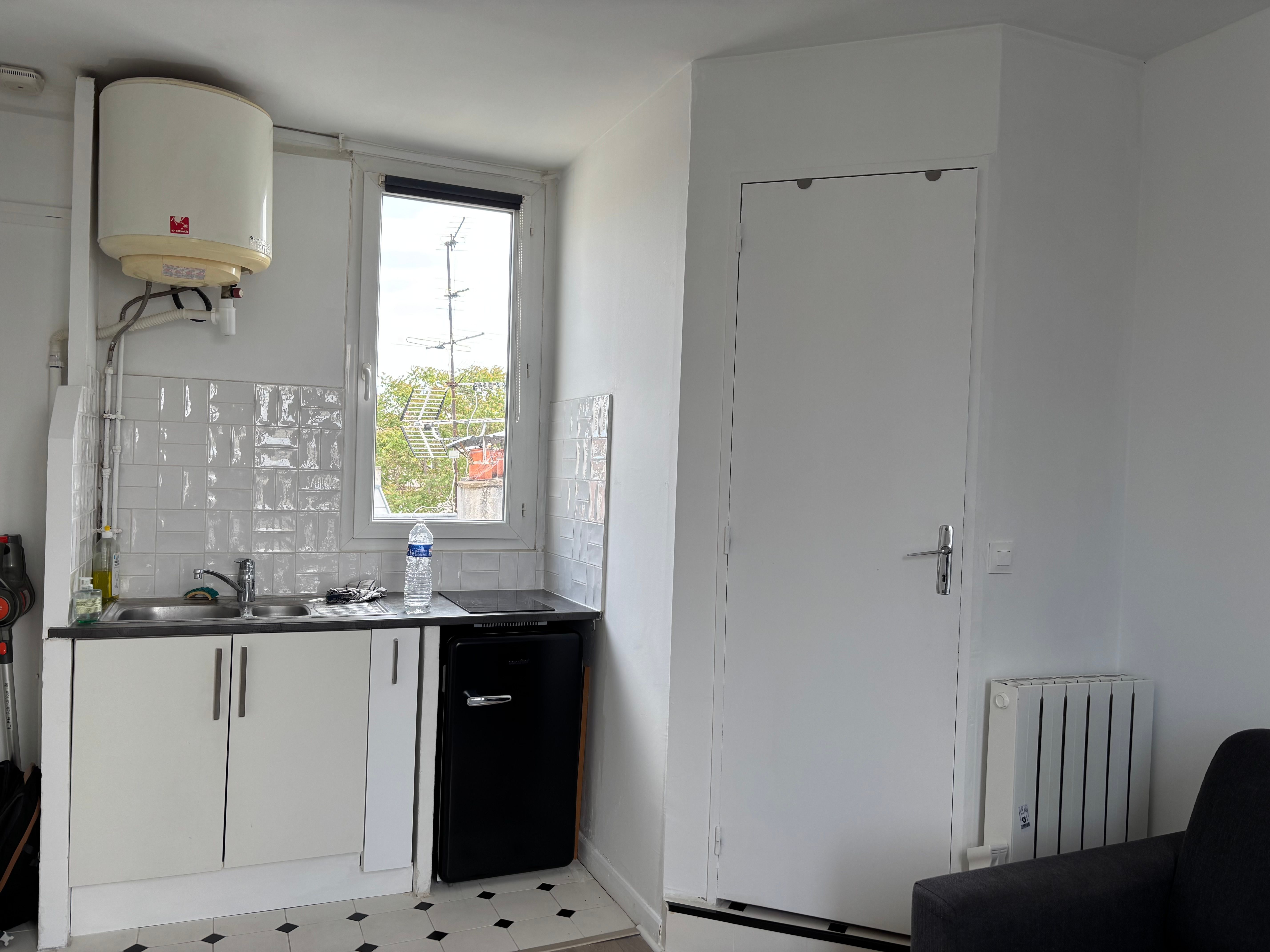  Bright Renovated Top-Floor Studio With Rooftop Views  -  Bright renovated top-floor studio with rooftop views  - Gallery -  6