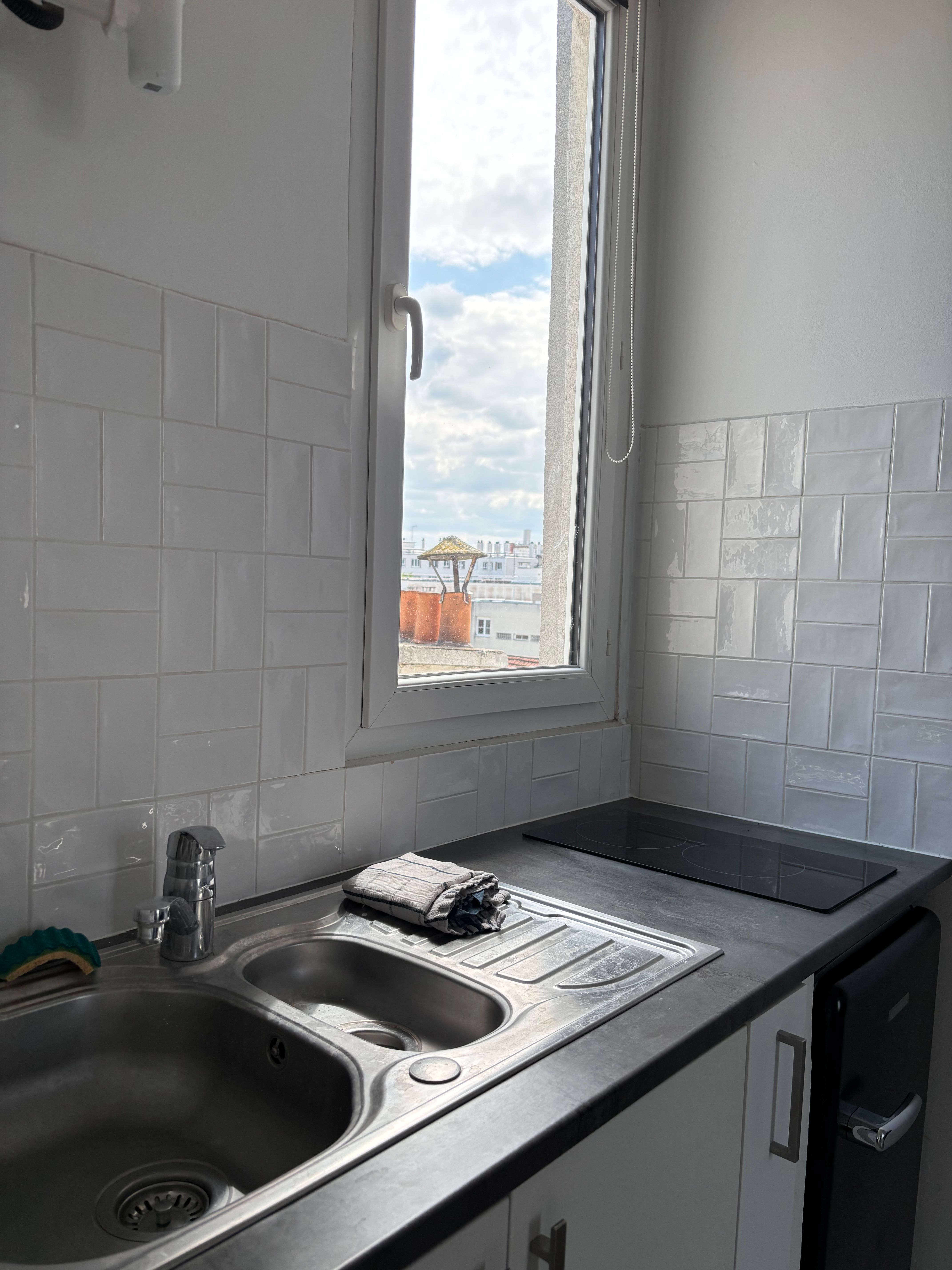  Bright Renovated Top-Floor Studio With Rooftop Views  -  Bright renovated top-floor studio with rooftop views  - Gallery -  5