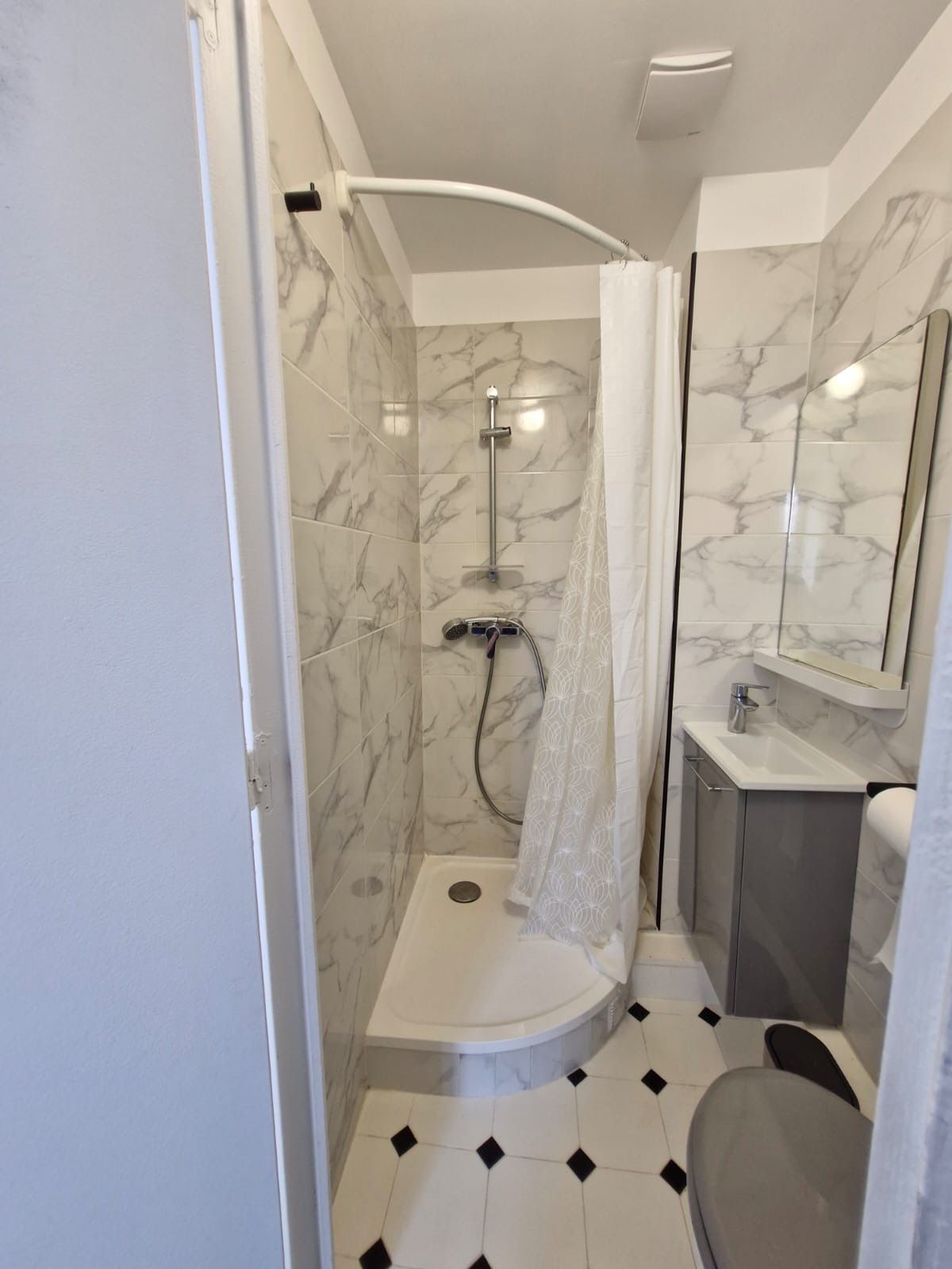  Bright Renovated Top-Floor Studio With Rooftop Views  -  Bright renovated top-floor studio with rooftop views  - Gallery -  3