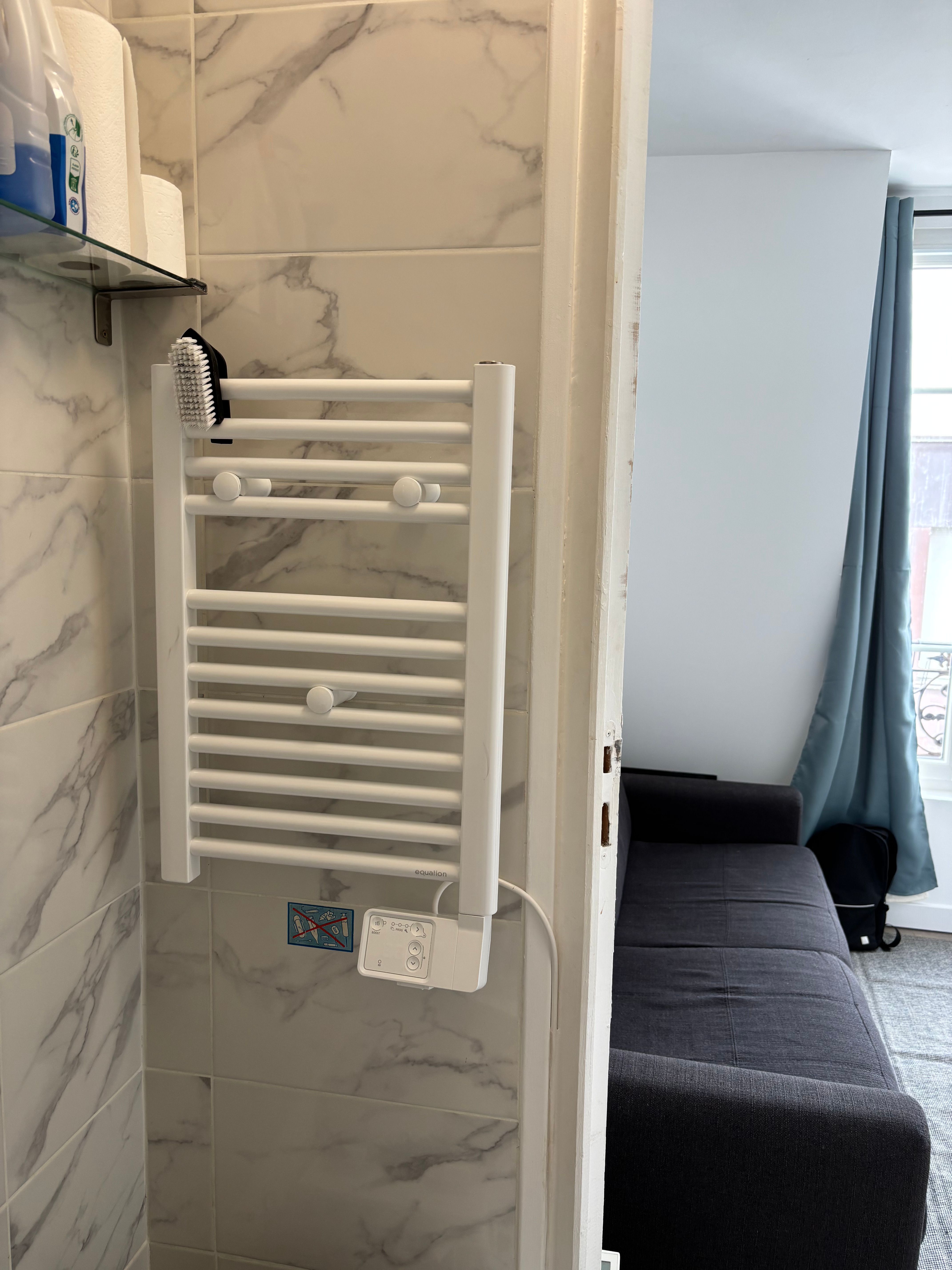  Bright Renovated Top-Floor Studio With Rooftop Views  -  Bright renovated top-floor studio with rooftop views  - Gallery -  2