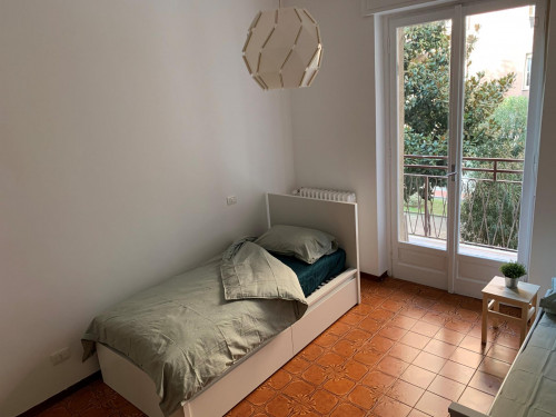 Fully furnished and renewed single bedroom with balcony