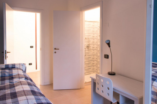 Single bedroom, with private bathroom and balcony, in 3-bedroom apartment