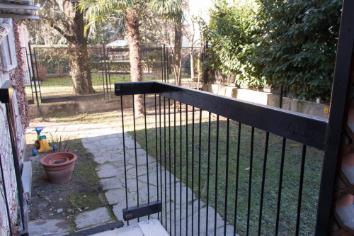 Single bedroom, with private bathroom and balcony, in 3-bedroom apartment