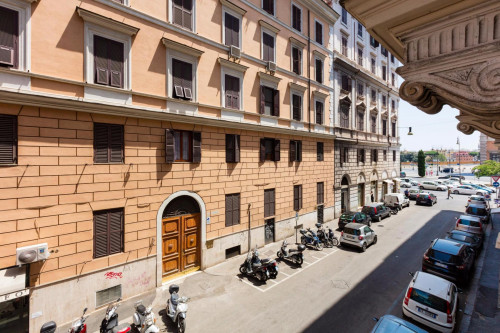 Inviting double ensuite bedroom close to Termini