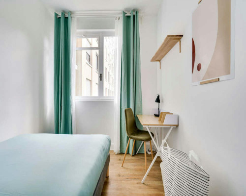 Rue Mesnil, Paris